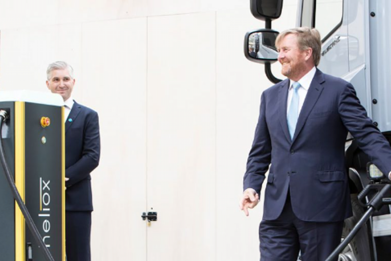 Koning plugt elektrische vuilniswagen, uit de fabriek van VDL Special Vehicles, in bij opening het nieuwe testlab